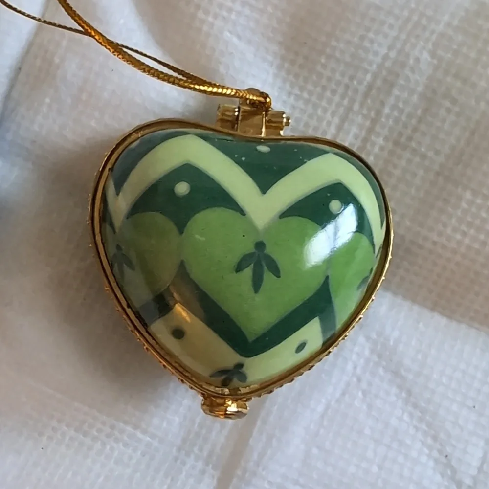 🫰🏼 Valerie Parr Hill Blue and Green Heart Trinket Boxes